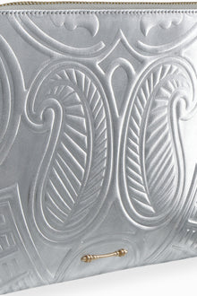 حقيبة Embossed Wristlet Sleeve