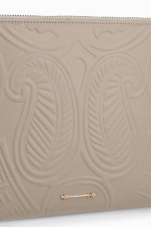 حقيبة Embossed Wristlet Sleeve