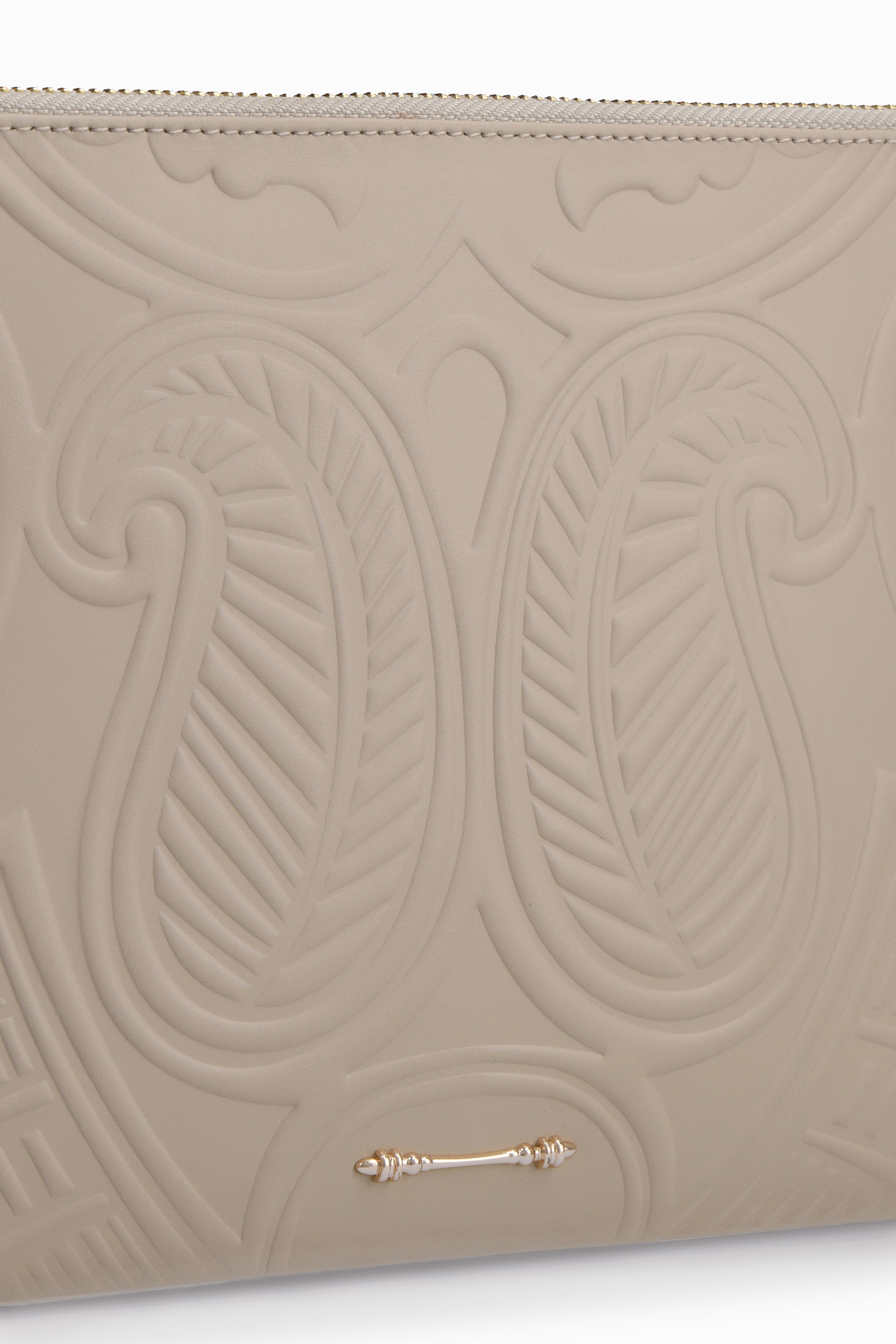 حقيبة Embossed Wristlet Sleeve