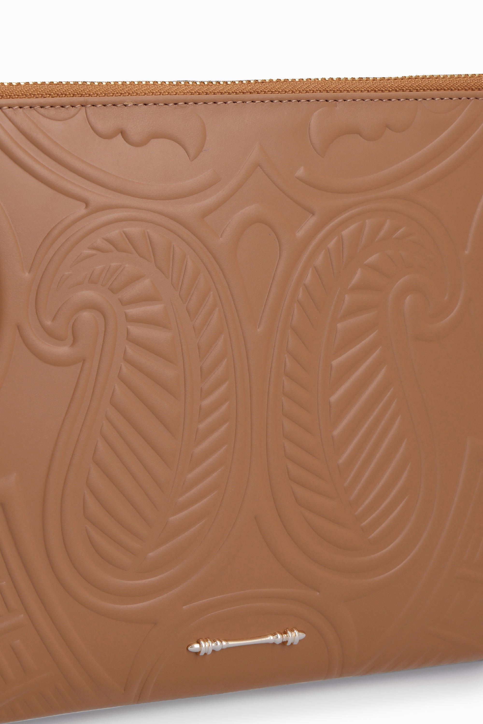 حقيبة Embossed Wristlet Sleeve