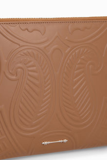 حقيبة Embossed Wristlet Sleeve